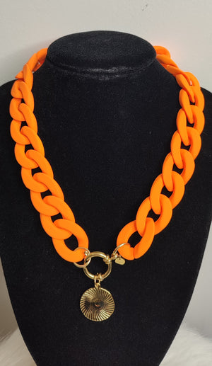 COLLIER MAXI CHAINE MEDAILLE & ORANGE ACIER