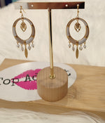 BOUCLES D'OREILLES BLANC ET BEIGE & PERLES BLANCHES