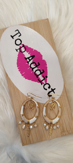 BOUCLES D'OREILLES BLANC ET BEIGE & PERLES BLANCHES