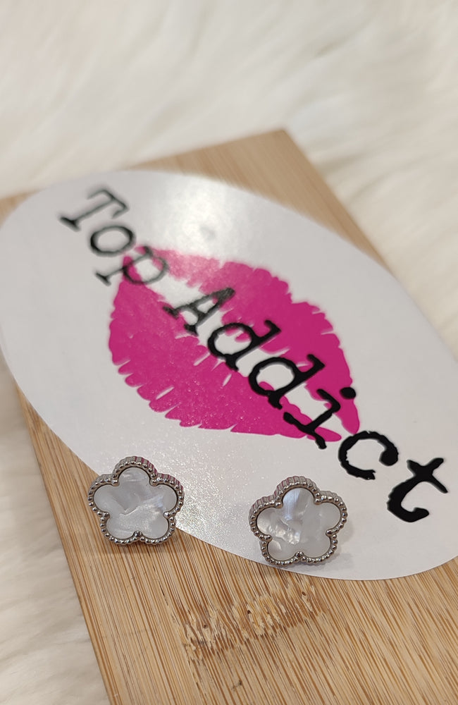 BOUCLES D'OREILLES FLEUR BLANC NACRE & ARGENT ACIER