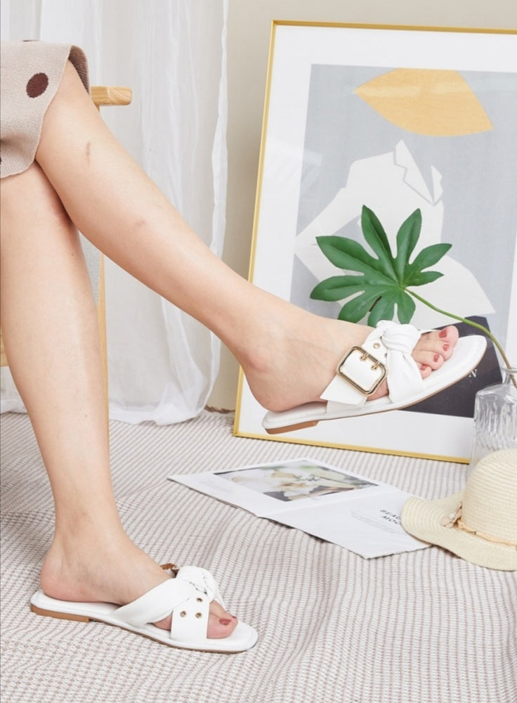 MULES BLANCHES & BOUCLE