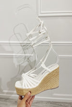 SANDALES BLANCHES COMPENSEES & LACETS